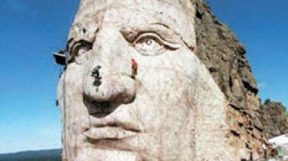 ‘크레이지 호스’ 큰바위상 60년째 조각 중