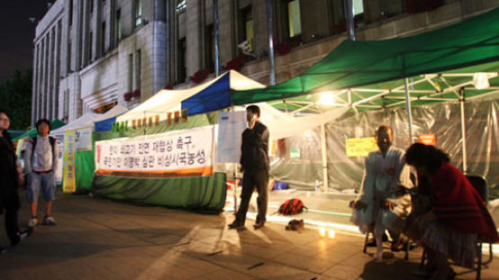 촛불집회 참가자들 서울시청 앞 천막 농성