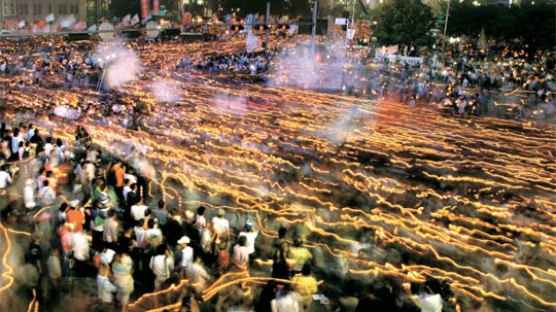 2008년 6월 10일 태평로 성난 ‘촛불 민심’ 그러나 폭력은 없었다