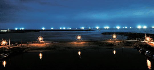 사진] 수평선 밝힌 오징어잡이 배 | 중앙일보