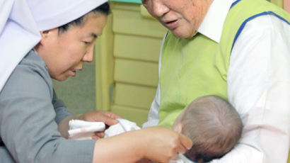 [사진] 아기 돌보는 정몽구 회장