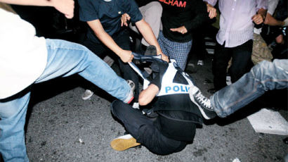 공권력이 짓밟히고 있다 … 일부 시위대 전·의경 끌어내 집단폭행