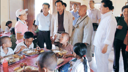 캄보디아 아이들 끼니·미래 돕는 ‘천상 교육자’
