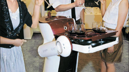[사진] 와인 서빙 로봇 등장