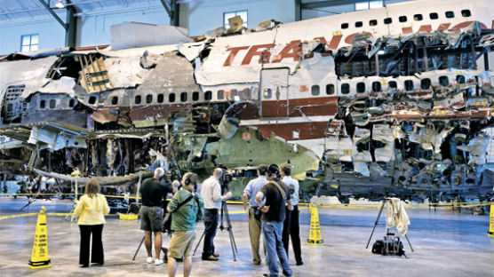 [사진] 끈질긴 진상 조사 … 12년 전 추락한 비행기 잔해 재조립