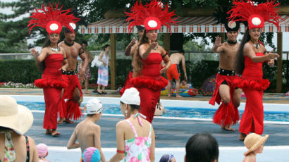 [사진] 수영장에서 펼쳐지는 하와이축제