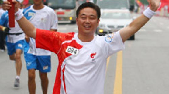 중 지진 피해 복구 자원봉사자들 베이징올림픽 성화 봉송 릴레이
