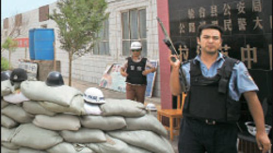 중국 신장서 또 테러 … 관리 3명 숨져