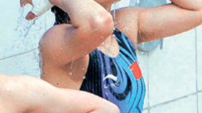 다이빙 선수들 경기 뒤 샤워 근육 긴장 예방하는 마사지