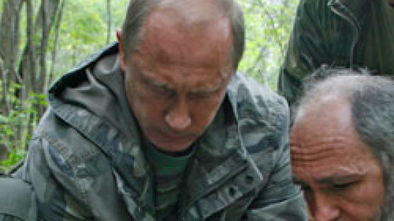 푸틴, 여기자 공격 '450kg 호랑이' 제압