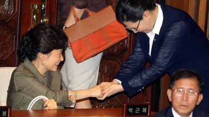 [사진] 인사하는 박근혜 전 대표와 양정례 의원