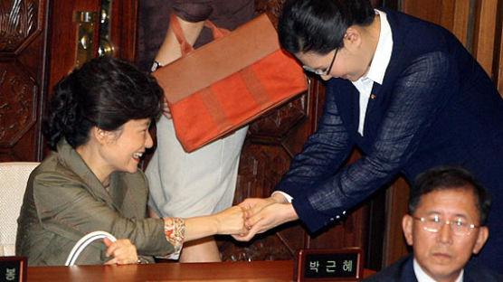 [사진] 인사하는 박근혜 전 대표와 양정례 의원