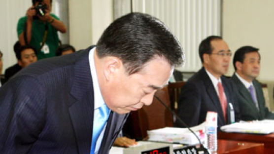 야당 의원 “어 청장 사퇴를” 여당 의원 “뭘 잘못했나”