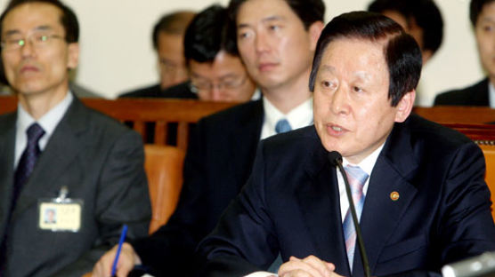 김하중 통일 장관 “워낙 민감한 문제 … 섣불리 얘기 못 해”
