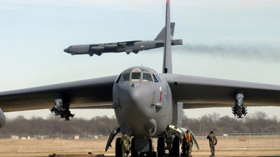 [e칼럼] 삼대가 함께 타는 군용기, 'B-52폭격기'