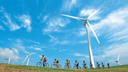 [사진] 풍력발전과 자전거 ‘Save Earth, Save Us’
