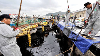 [사진] 자갈치시장 앞바다 기름 유출