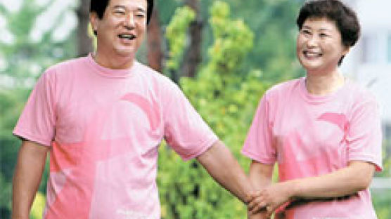 [유방암 극복 캠페인 핑크리본] “삶은 콩, 과일 주스, 운동…스트레스는 절대 안 주죠”