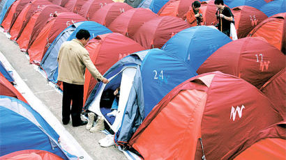 [사진] 중국 연휴 … 황산에 ‘텐트 호텔’