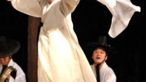 한국 전통춤 일본 신사를 휘감다