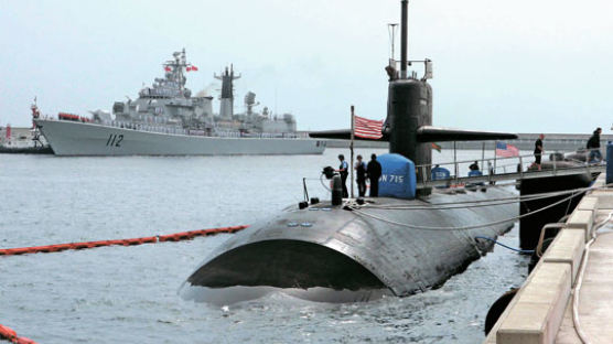 [사진] 미국 핵잠수함과 중국 구축함