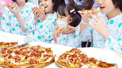 [사진] 피자 파티 수익금 어린이병원에…