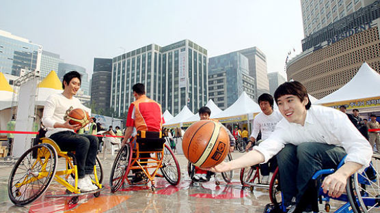 [사진] 사회공헌문화대축제 … 휠체어 농구 체험