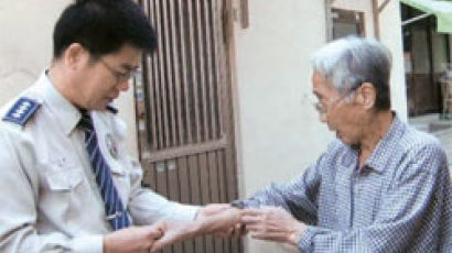 봉사단 이끌고 폐품 팔아 노인 집 고쳐주는 경찰관