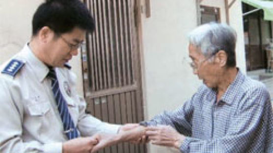 봉사단 이끌고 폐품 팔아 노인 집 고쳐주는 경찰관