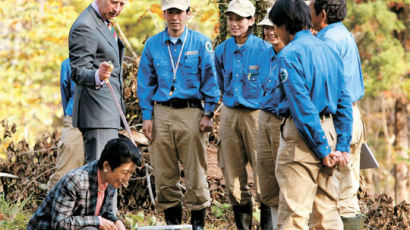 [사진] 환경 논의하는 찰스와 일본 왕족