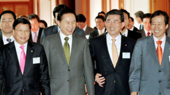 청와대 참모들 “박근혜 만나야”… 이 대통령은 건의받고 고심 중