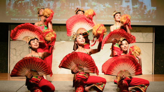 [사진] 윈난 소수민족의 ‘꽃등가무’ 공연