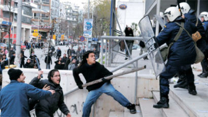 그리스 시위대 한때 국영 방송국 점거