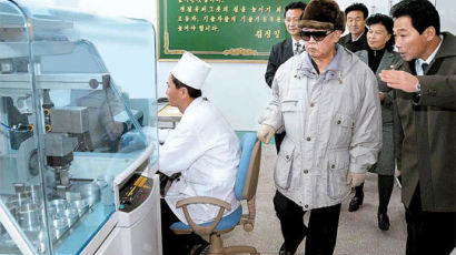 [사진] “김정일, 도자기 공장 방문”