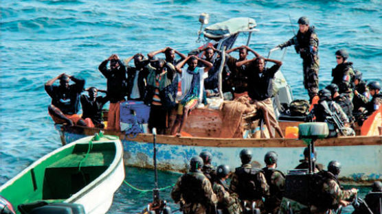 [사진] 프랑스 해군, 소말리아 해적 일당 체포