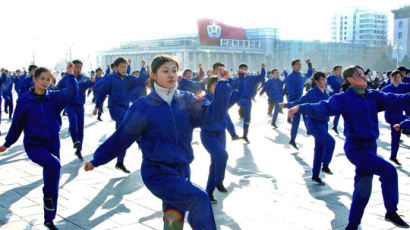 [사진] 입김 내뿜으며 … 북한 ‘체육의 날’