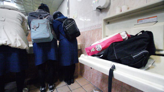 서울 지하철 여성화장실 “아직은 …”