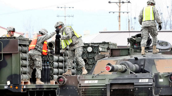 [사진] 포탄 옮겨 싣는 미군 병사