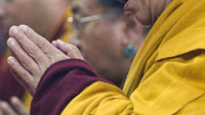 중국 “농노 상태 해방시켜” 티베트 “계엄통치 … 폭력 부를 것”