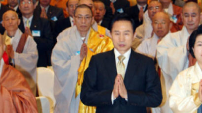 ‘장로’ 이 대통령, 불교 법회 참석해 불심잡기 합장
