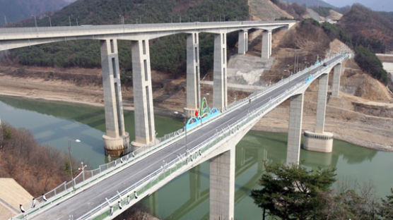 남한강 관광벨트 연결 … 단양군 적성대교 개통