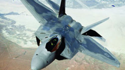 미 차세대 전투기 F - 22 사막에 추락