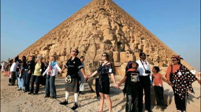 [사진] “우리는 하나” … 피라미드 둘러싼 인간띠