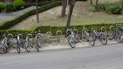 대학가 자전거 보관대의 두 모습