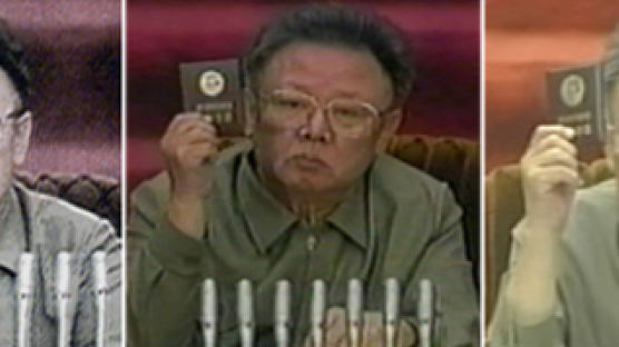 김정일 북한 국방위원장, 주석단에 앉은 그는 왼손가락을 쓰지 않았다