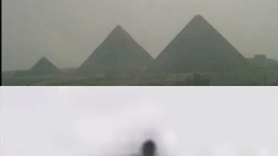 [사진] 피라미드 위 하늘에 정체불명 비행체 나타나