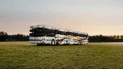 승용차 50대 포개 만든 '공항버스' 광고 화제