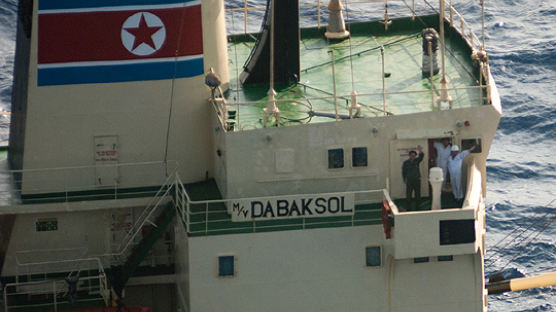 개성 직원 억류한 북한 … 북한 선원 구조한 한국
