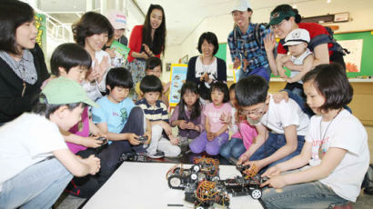 [사진] 과학 축제장의 로봇 베틀