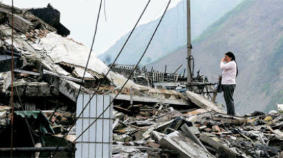 쓰촨 대지진 1주년 ‘재앙의 시간’ 낮 2시28분, 13억 중국 일제히 애도 묵념